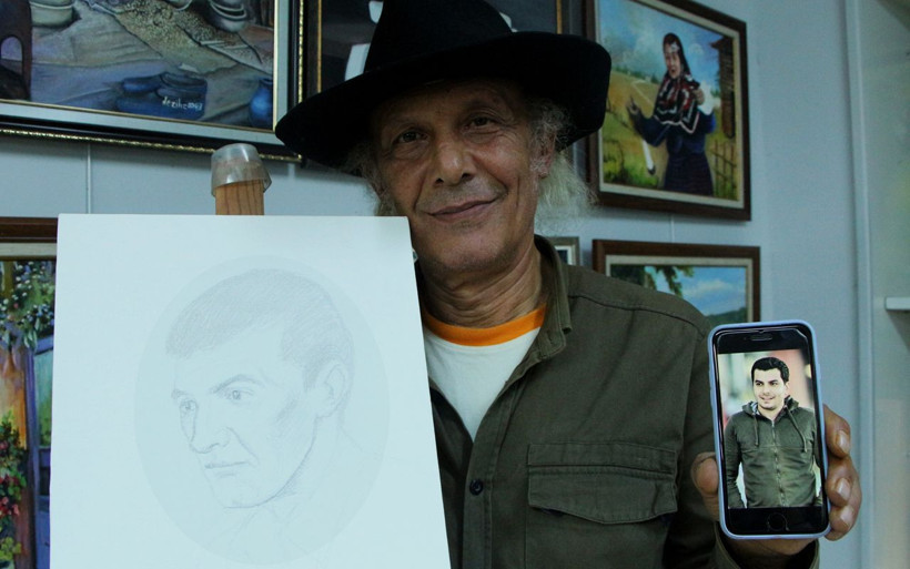 Adanalı ressam 20 yıl önce keşfetti tanımadığı kişileri telefonda konuşup resmediyor - Resim: 3