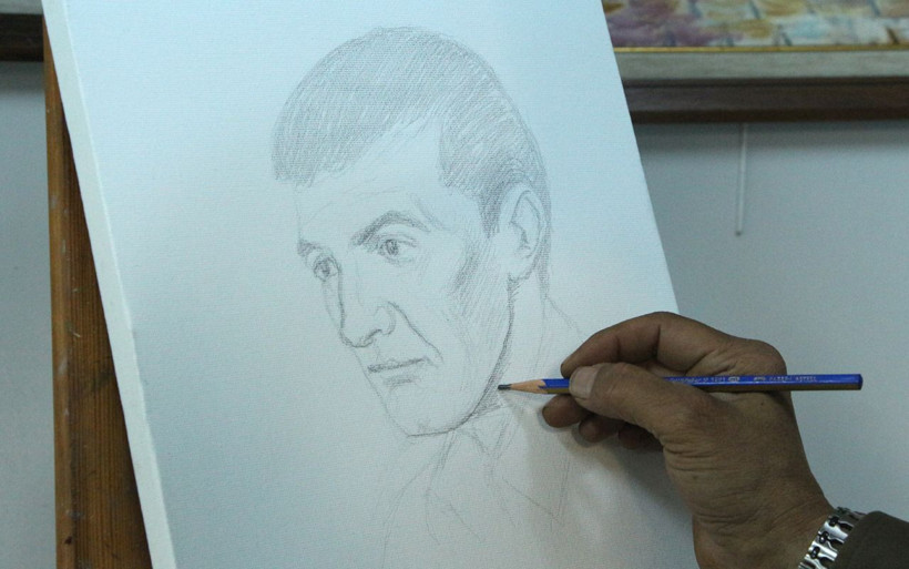 Adanalı ressam 20 yıl önce keşfetti tanımadığı kişileri telefonda konuşup resmediyor - Resim: 2