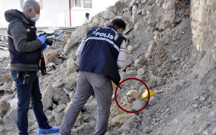 Karaman'da kafatası paniği: Yıkılan metruk evin temelinden çıktı - Resim: 3