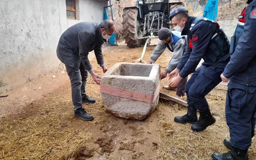 Çorumlu çiftçi bulup yalak yaptı '1200 yıllık taş vaftiz' gerçeğini öğrenince satmaya çalıştı - Resim: 4