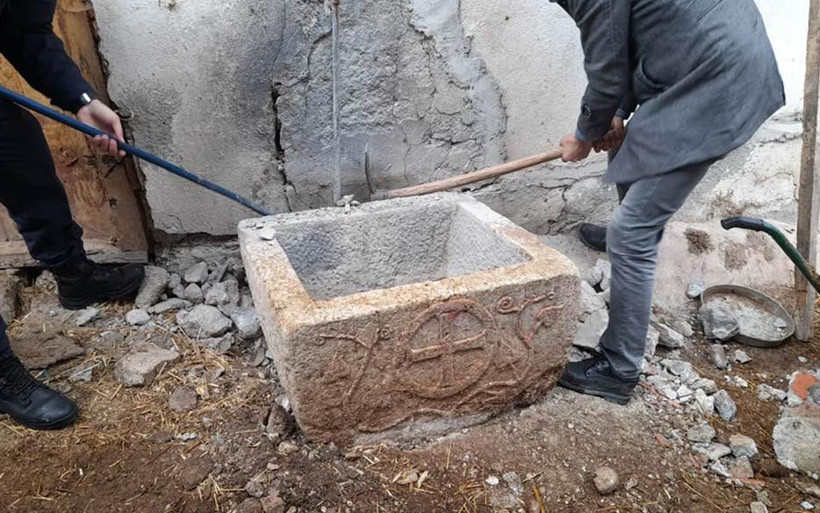Çorumlu çiftçi bulup yalak yaptı '1200 yıllık taş vaftiz' gerçeğini öğrenince satmaya çalıştı - Resim: 2