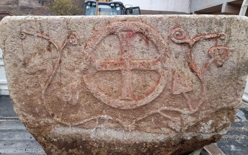 Çorumlu çiftçi bulup yalak yaptı '1200 yıllık taş vaftiz' gerçeğini öğrenince satmaya çalıştı - Resim: 3