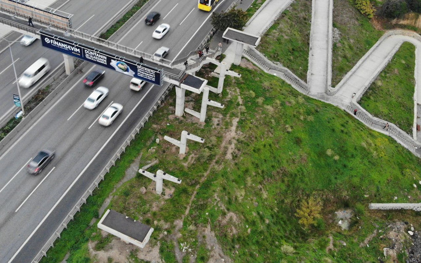 Dünya Engelliler Günü'nde İBB'ye tepki: 1 yıl önce başlanan engelli rampası yarım bırakıldı - Resim: 1