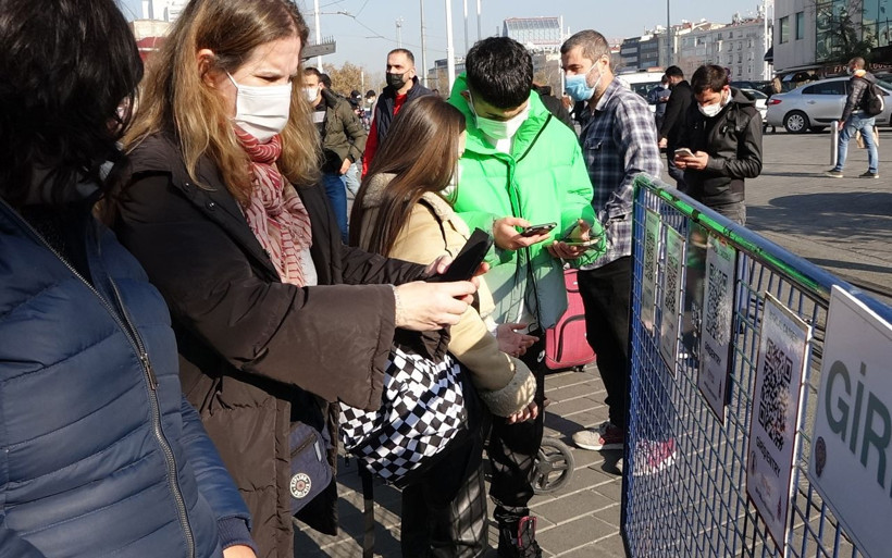 İstiklal Caddesi'nde 'karekod' kuyruğu! Giriş ve çıkışlardaki yoğunluk dikkat çekti - Resim: 2