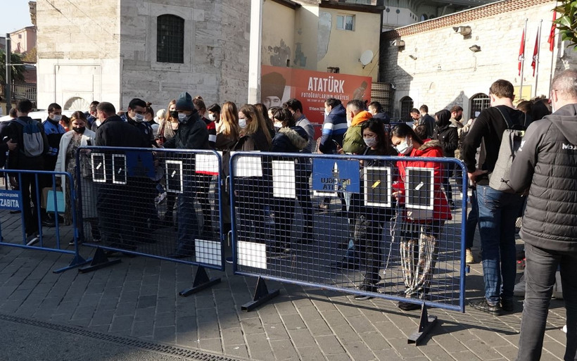 İstiklal Caddesi'nde 'karekod' kuyruğu! Giriş ve çıkışlardaki yoğunluk dikkat çekti - Resim: 3