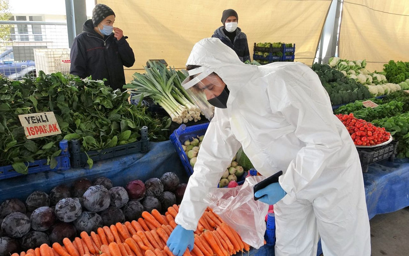 Tokatlı pazar alışverişini tulumla yapıyor böyle tedbir görülmedi - Resim: 1