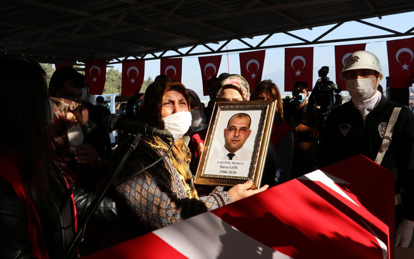 Kahramanmaraş şehidine son görev çocukları tabutunu öperek uğurladı - Resim: 1