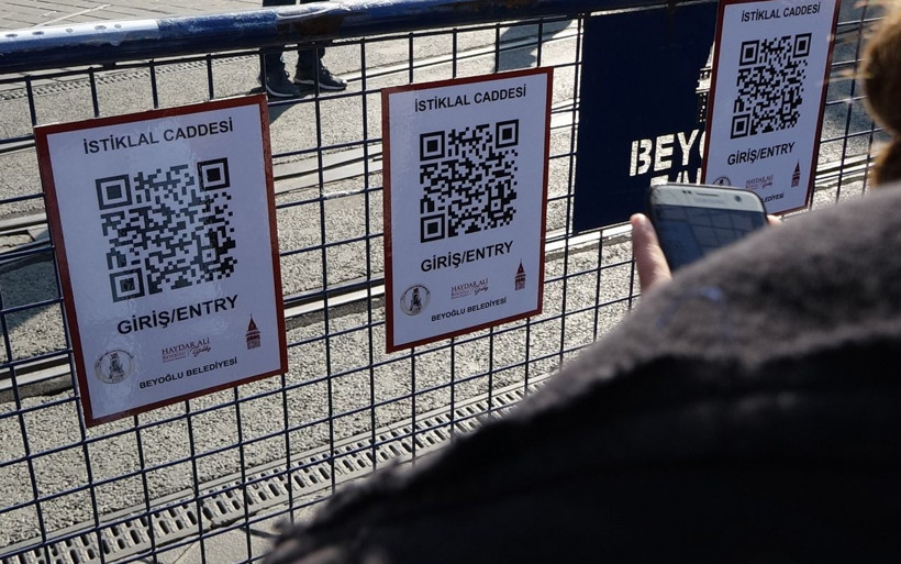 İstiklal Caddesi'nde 'karekod' kuyruğu! Giriş ve çıkışlardaki yoğunluk dikkat çekti - Resim: 1