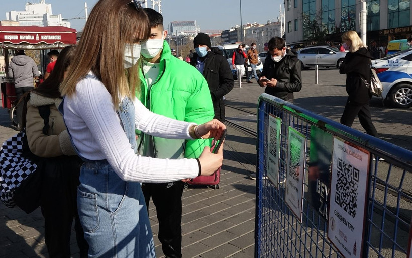 İstiklal Caddesi'nde 'karekod' kuyruğu! Giriş ve çıkışlardaki yoğunluk dikkat çekti - Resim: 4