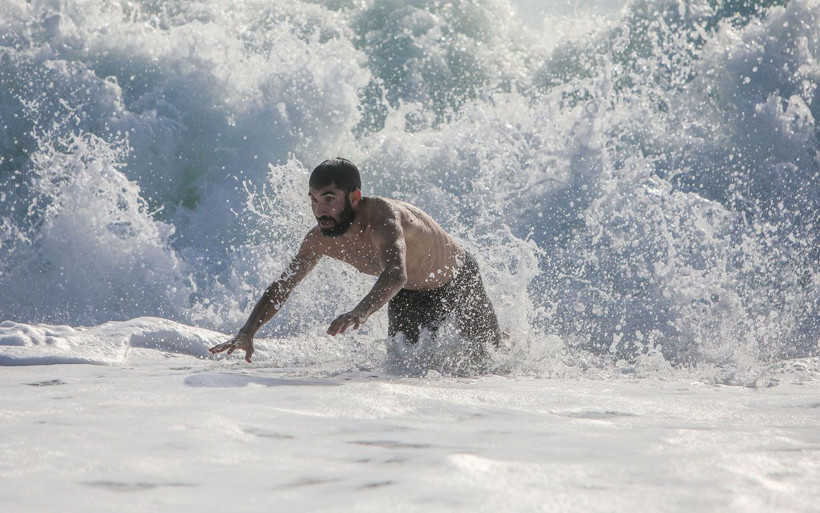 Görenlerin üşüdüğü görüntüler Antalya aralıkta denize girmeye devam ediyor - Resim: 1