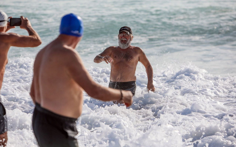 Görenlerin üşüdüğü görüntüler Antalya aralıkta denize girmeye devam ediyor - Resim: 3