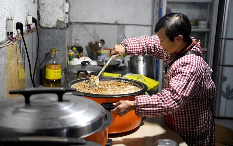 Çinli kadın 1300 köpekle evde yaşıyor! Her şey 20 yıl önce başladı - Resim: 1