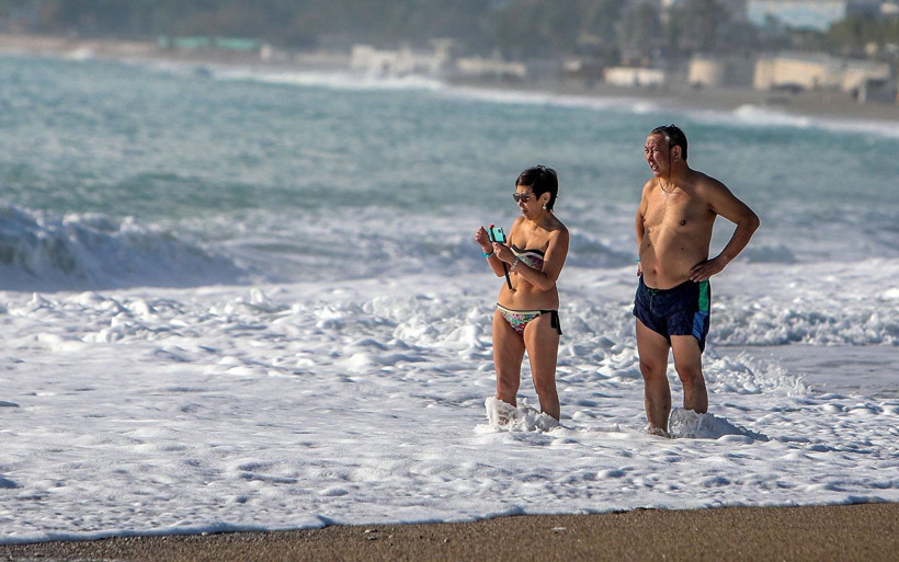 Görenlerin üşüdüğü görüntüler Antalya aralıkta denize girmeye devam ediyor - Resim: 4