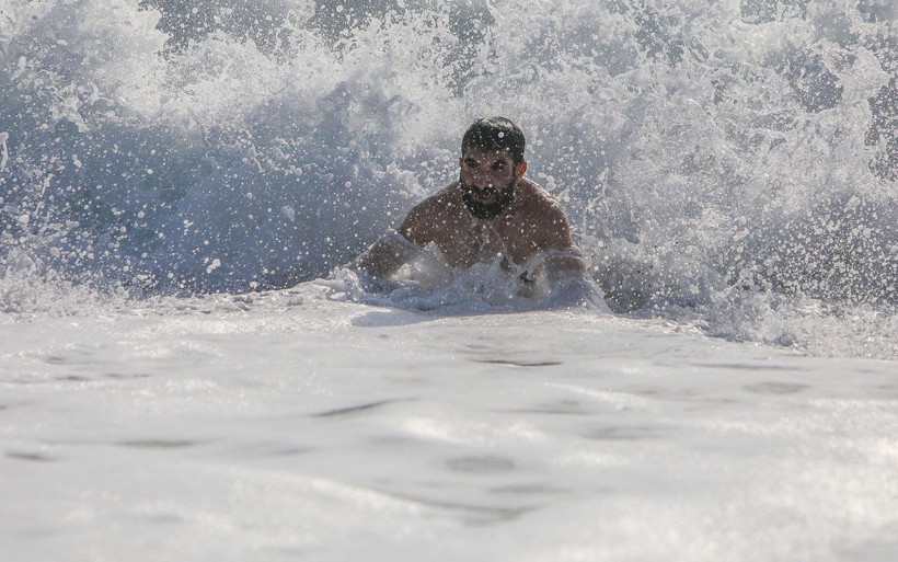 Görenlerin üşüdüğü görüntüler Antalya aralıkta denize girmeye devam ediyor - Resim: 2