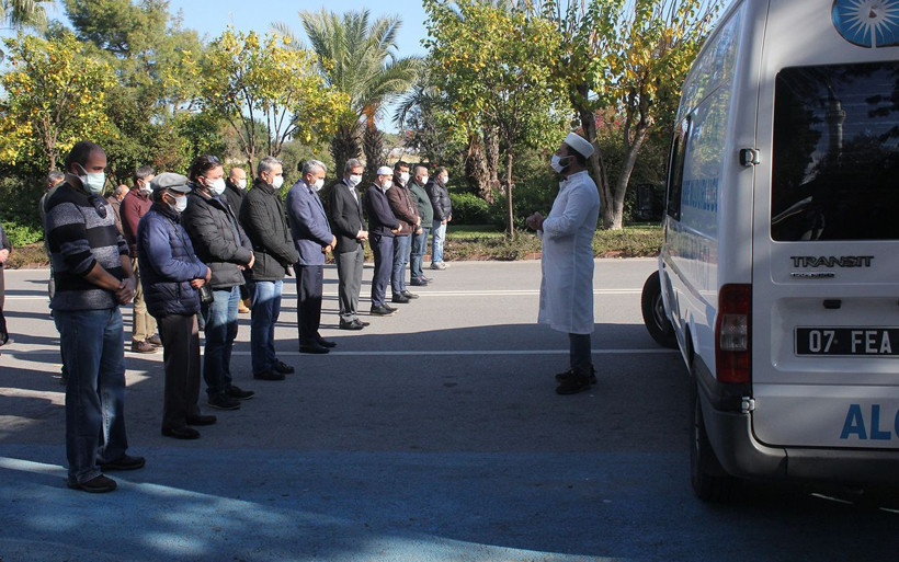 Eşi koronavirüsten kurtuldu o öldü emekli bürokrat yaş gününde toprağa verildi - Resim: 1