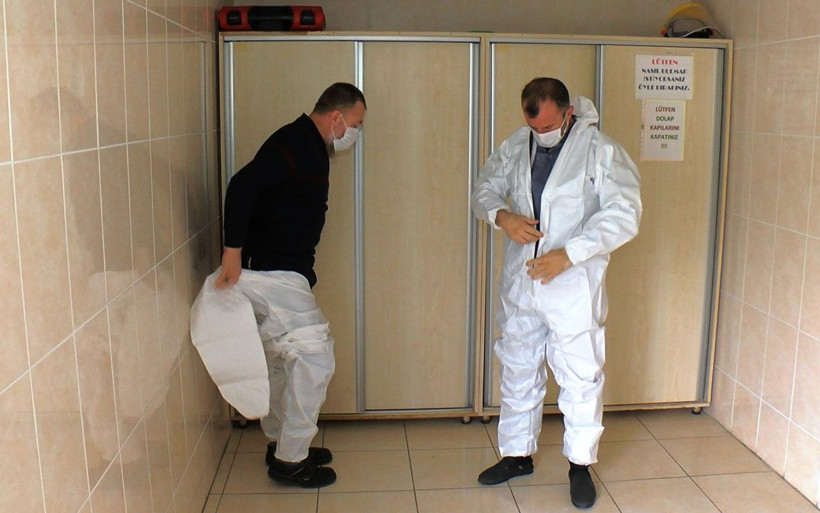 Gassalların zorlu koronavirüs mesaisi cenazelerde bakın nasıl önlem alınıyor - Resim: 1