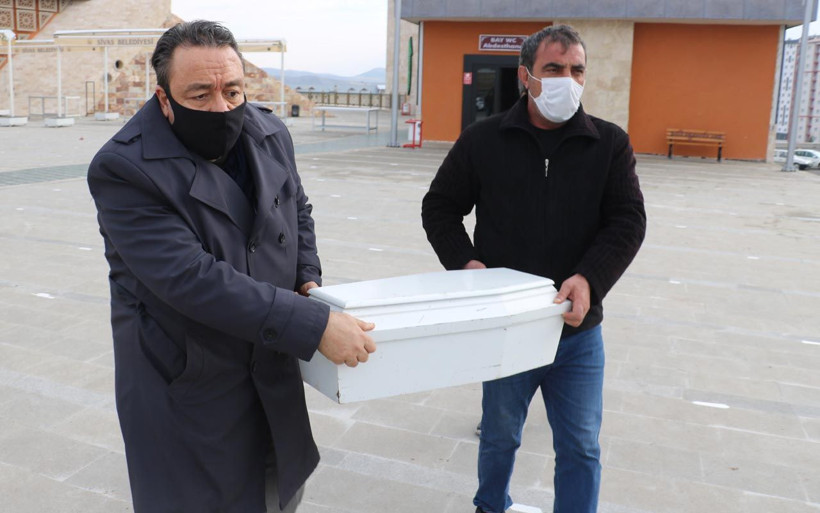 Gözyaşlarıyla kılınan cenaze namazı! Dünyada bir gün geçirmesine izin vermediler - Resim: 2