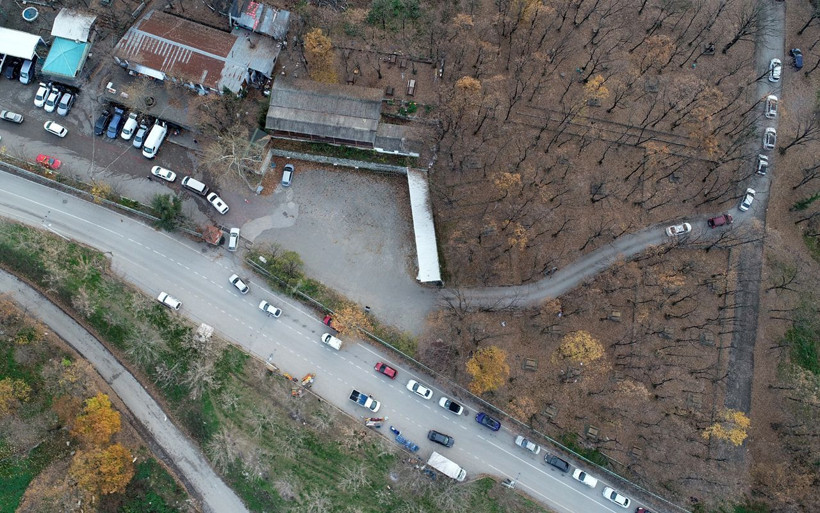 Bursa'da kısıtlama öncesi ilginç görüntüler: Uludağ'dan gelen su kuyruk oluşturdu - Resim: 4