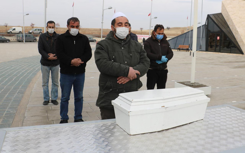 Gözyaşlarıyla kılınan cenaze namazı! Dünyada bir gün geçirmesine izin vermediler - Resim: 3