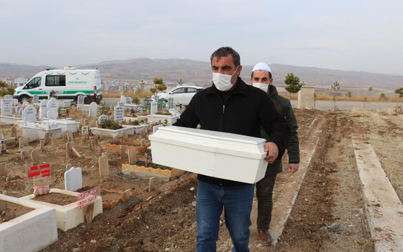 Gözyaşlarıyla kılınan cenaze namazı! Dünyada bir gün geçirmesine izin vermediler - Resim: 4