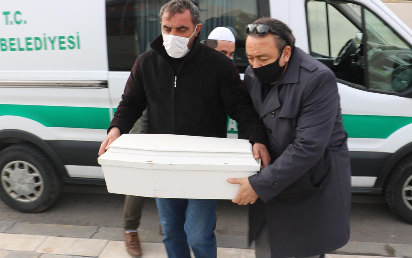 Gözyaşlarıyla kılınan cenaze namazı! Dünyada bir gün geçirmesine izin vermediler - Resim: 1