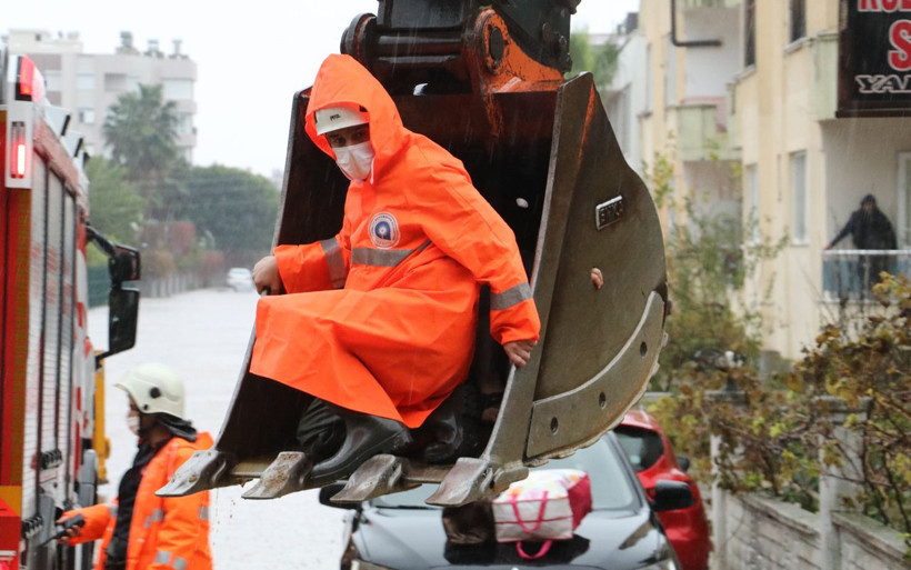 Antalya'da 200 kişinin yaşadığı siteye kepçe ile kurtarma operasyonu - Resim: 3