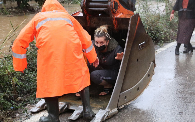 Antalya'da 200 kişinin yaşadığı siteye kepçe ile kurtarma operasyonu - Resim: 2