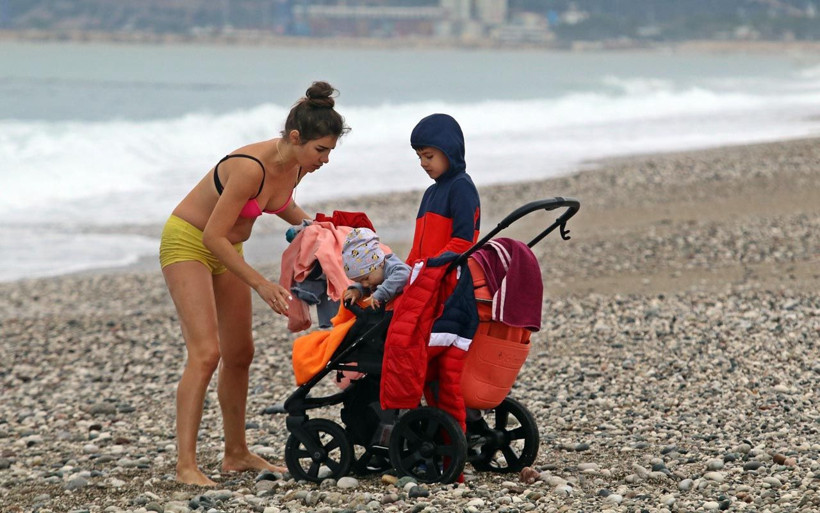 Bir anda üzerini çıkarıp denize atladı! Antalya'da Rus kadın o anları kaydettirdi - Resim: 1