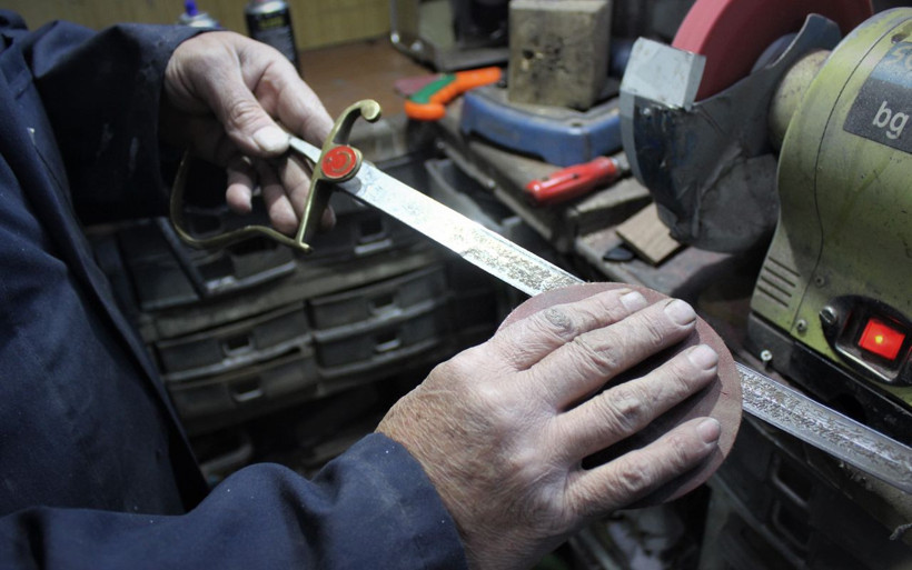 Yenisi yapılamıyor! Bursalı usta TSK'nın kılıçları üzerinde çalışıyor yeni gibi oluyorlar - Resim: 4