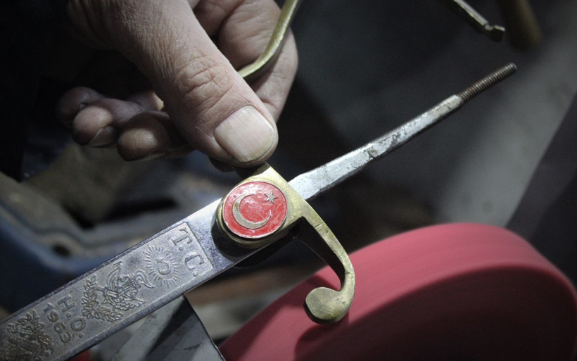 Yenisi yapılamıyor! Bursalı usta TSK'nın kılıçları üzerinde çalışıyor yeni gibi oluyorlar - Resim: 2