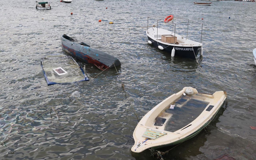 İzmir'de etkili olan fırtına Foça'da limanı vurdu! Sahilde sağlam tekne kalmadı - Resim: 3