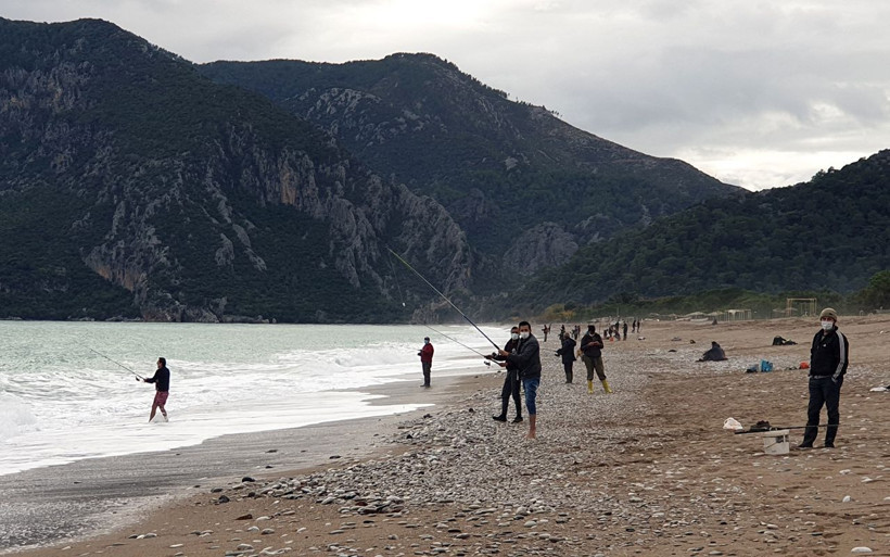 Antalya'da duyanlar sahile koştu! Dalgalar levrek üretim tesisine zarar verdi - Resim: 2