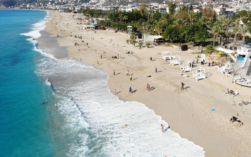 Görüntüler bugün çekildi! Alanya'da turistler güneşi yine fırsat bildi - Resim: 1