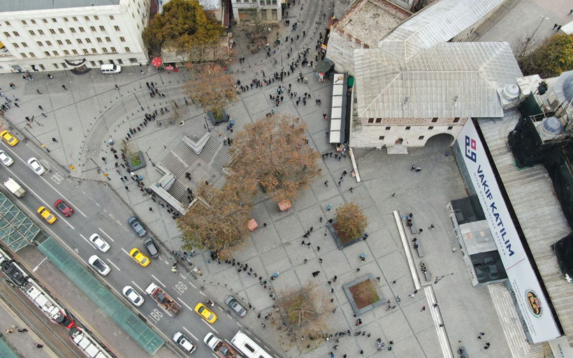 Eminönü'nde ucu bucağı olmayan kuyruk! Milli Piyango bileti için ünlü gişeye akın var - Resim: 2