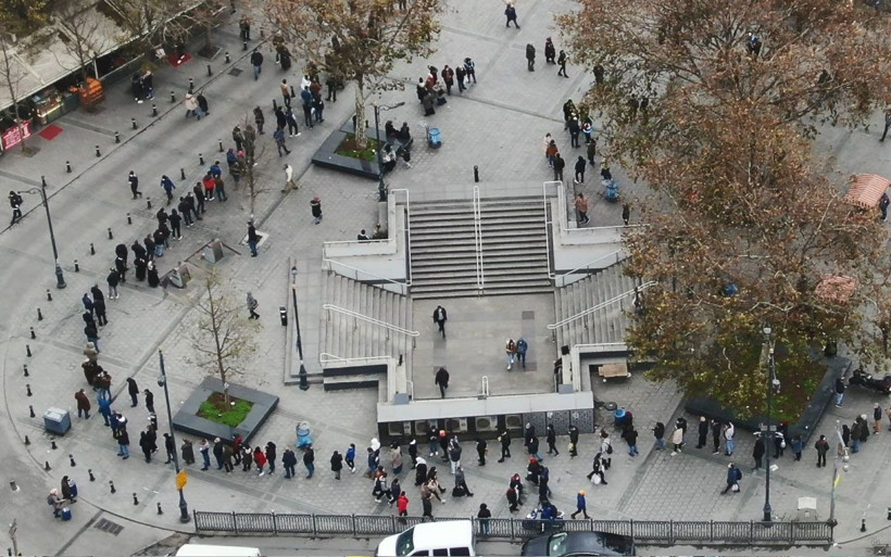 Eminönü'nde ucu bucağı olmayan kuyruk! Milli Piyango bileti için ünlü gişeye akın var - Resim: 4