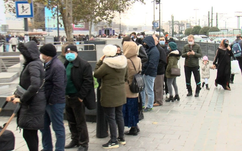 Eminönü'nde ucu bucağı olmayan kuyruk! Milli Piyango bileti için ünlü gişeye akın var - Resim: 3