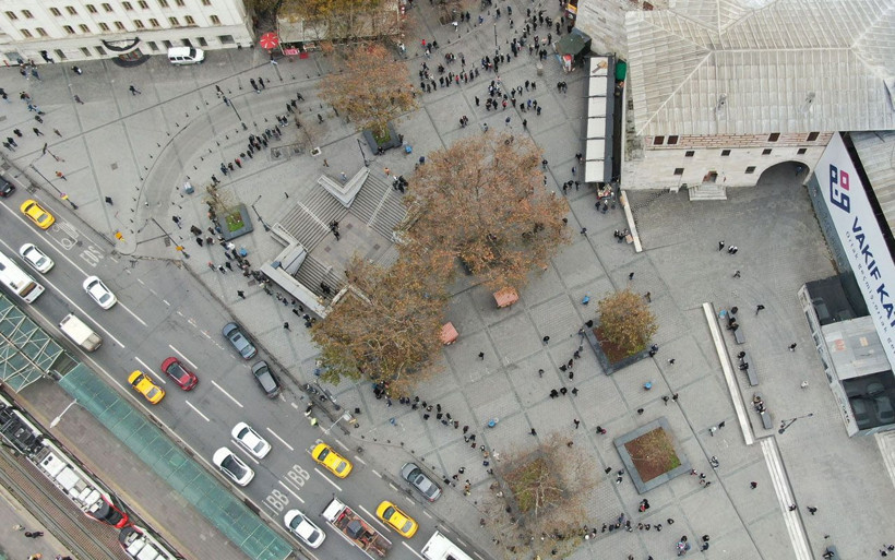 Eminönü'nde ucu bucağı olmayan kuyruk! Milli Piyango bileti için ünlü gişeye akın var - Resim: 1