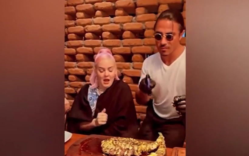 Nusret Gökçe'nin zor anları: Anne Marie’yi tanımayınca çalışanı imdada yetişti - Resim: 3