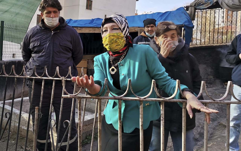 Başörtülü medyumun 20 köpek ile 16 kedisine el kondu - Resim: 3