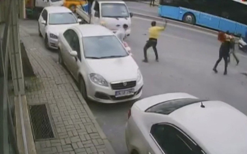 İstanbul’un göbeğinde meydan muharebesi! Duba, sopa, bıçak ne ararsan var - Resim: 4