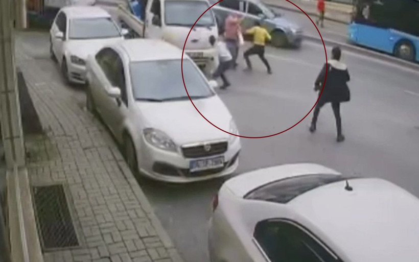 İstanbul’un göbeğinde meydan muharebesi! Duba, sopa, bıçak ne ararsan var - Resim: 3