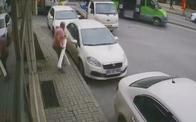 İstanbul’un göbeğinde meydan muharebesi! Duba, sopa, bıçak ne ararsan var - Resim: 1