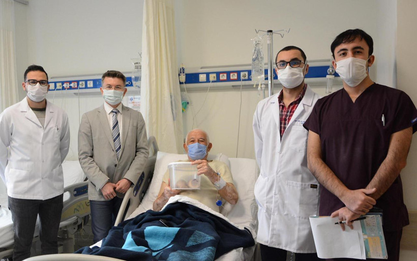 Denizli'de 18 yıllık doktor böylesini hiç görmedi! Mesanesinden çıktı hatıra olarak aldı - Resim: 3