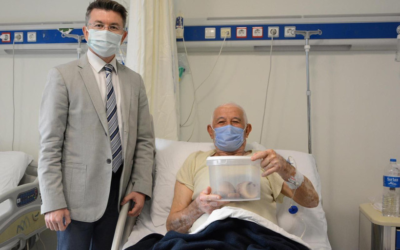 Denizli'de 18 yıllık doktor böylesini hiç görmedi! Mesanesinden çıktı hatıra olarak aldı - Resim: 4