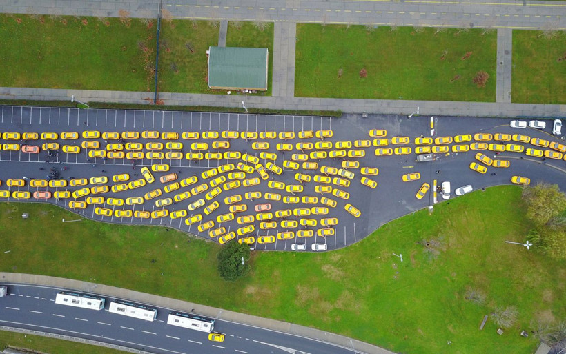 İstanbul'da zam kuyruğu! Taksimetre açılışına 1.5 lira zam Yenikapı'da taksiciler kuyruk oldu - Resim: 2