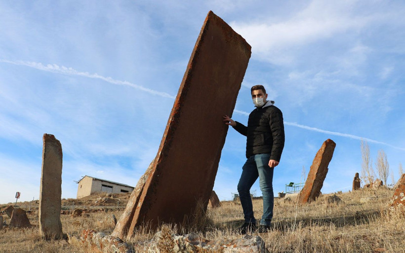 Sivas'ta görenler şaşırıp kalıyor! Her biri gökten düşmüş gibi ve insan boyunu aşıyor - Resim: 2