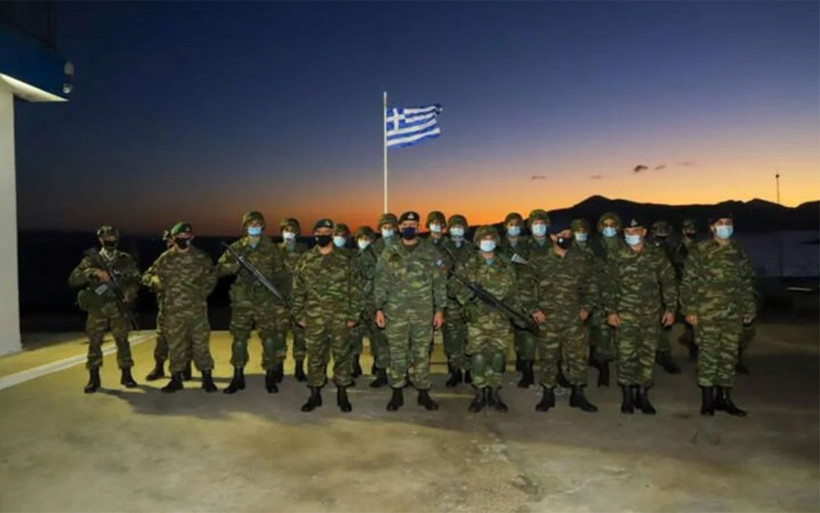 Yunanistan'ın Ege'de ağır tahriki yılbaşında da sürdü! Üniformalı ve silahlı şov - Resim: 1