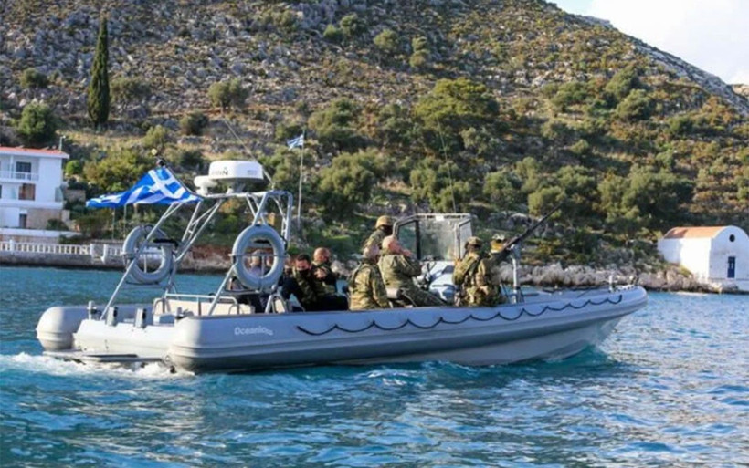 Yunanistan'ın Ege'de ağır tahriki yılbaşında da sürdü! Üniformalı ve silahlı şov - Resim: 4