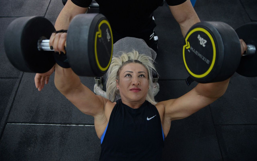 Hem vücut geliştirme şampiyonu hem de ebe! Mersin'de pandemi servisinde gönüllü çalışıyor - Resim: 1