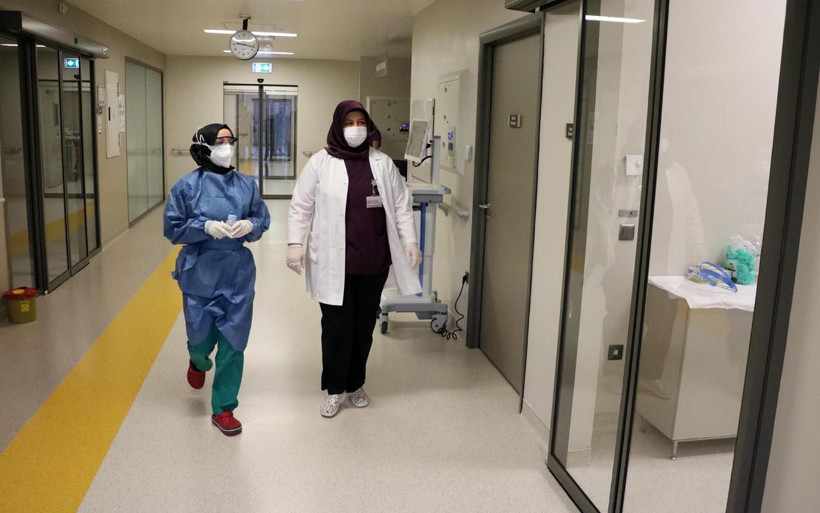 Koronavirüse yakalanan yeni doğmuş bebeklere hemşirelerden anne şefkati - Resim: 1